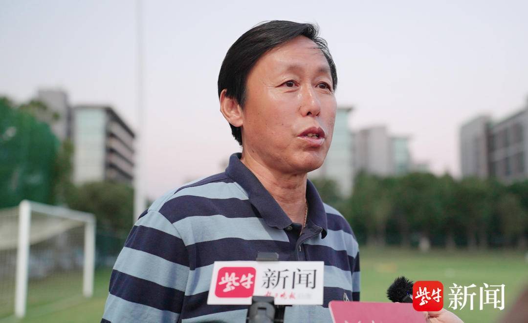 关于苏州大学副校长前往训练基地，为苏州队守门员纪振勇拨穗的信息