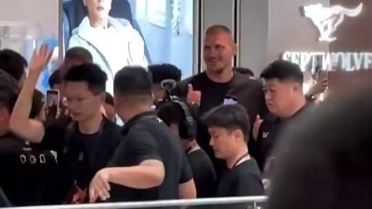 排面！北京站现场，约基奇观看虎扑JR祝福视频并点赞的简单介绍