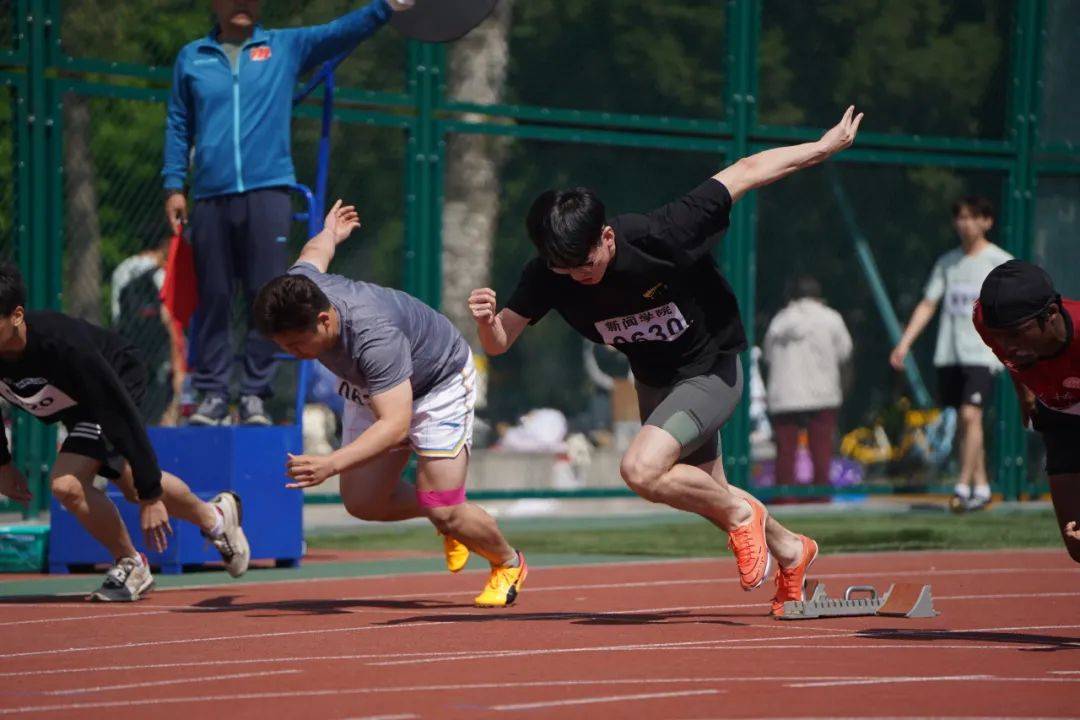 选手积极斗志，在赛场上奋勇争先